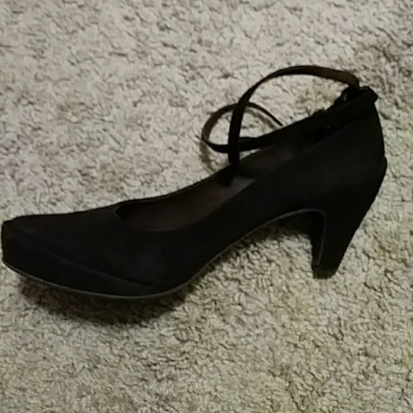 Shoes - Picture 5 of 6